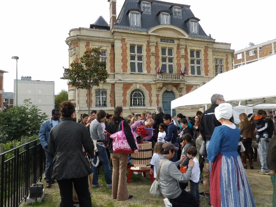 Tous autour du pressoir